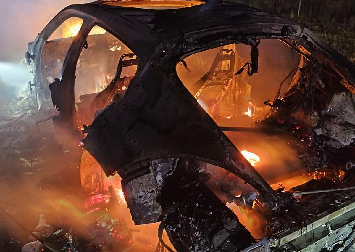 Imagen secundaria 1 - Imágenes de la situación de cómo se encontraba el vehículo.