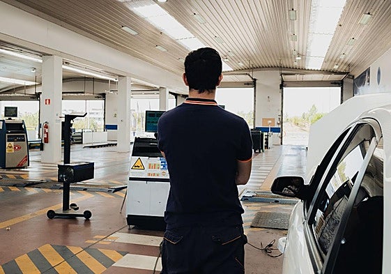 Un momento de una inspección en una ITV.