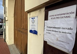 El cartel a la entrada del centro.