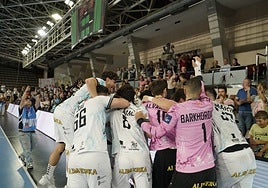 El Abanca Ademar celebra el empate 'in extremis'.