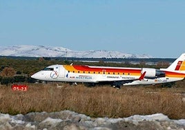 Imagen de archivo de un avión en el aeropuerto de León con las montañas nevadas al fondo.