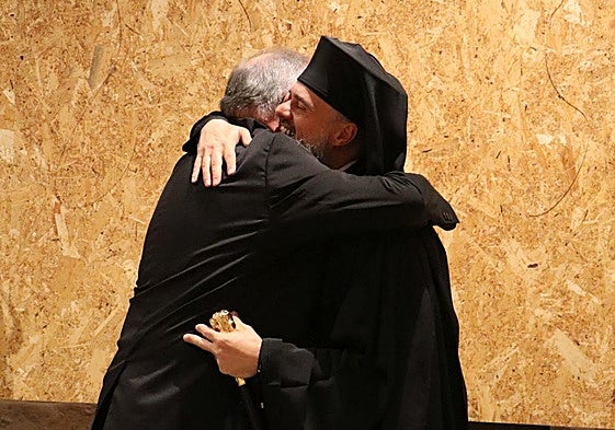 El obispo de León y el representante de la comunidad ortodoxa se funden en un abrazo antes del acto.