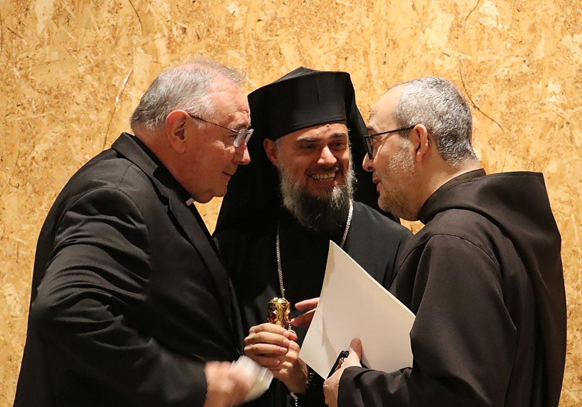 Imagen principal - Cinco religiones y una sola voz para pedir la paz en el mundo