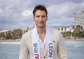 José Antonio Prieto posa frente a las playas de Salou.