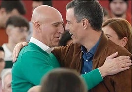 José Antonio Diez saluda a Pedro Sánchez durante un acto en León.
