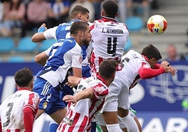 Andújar trata de rematar un balón en el partido ante el Zamora.