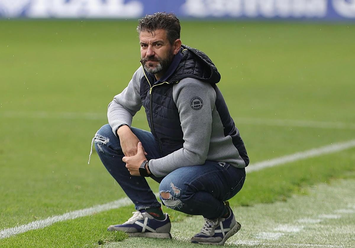 Fer Estévez, entrenador de la Deportiva, en el último partido en El Toralín ante el Zamora.