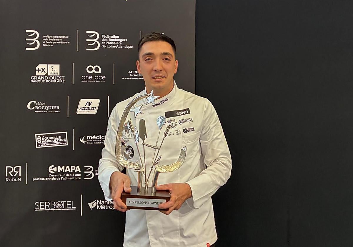 El panadero Leonés, Daniel Flecha, con el trofeo ganado en Nantes