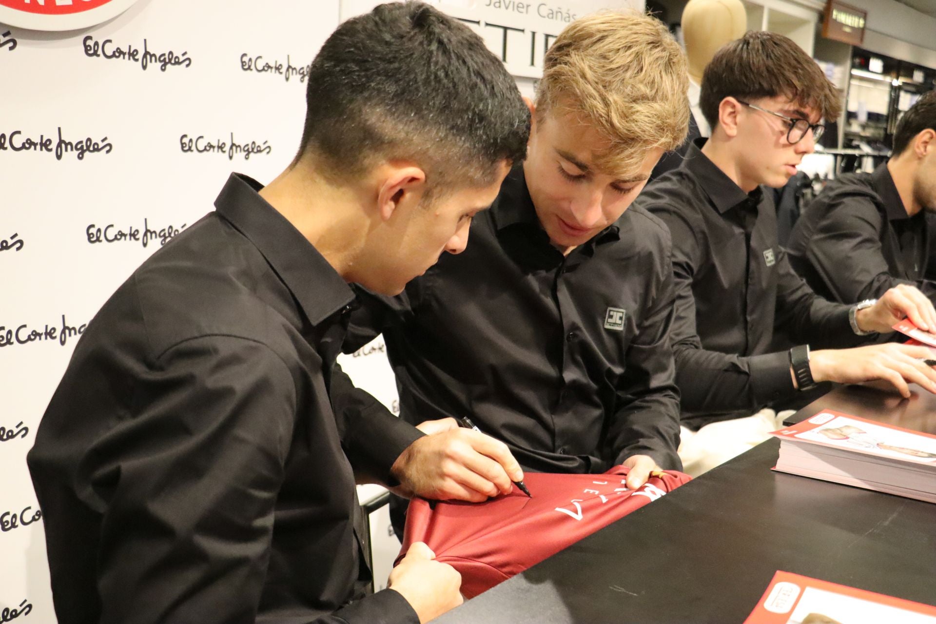 Las imágenes de las firmas de la Cultural a los aficionados