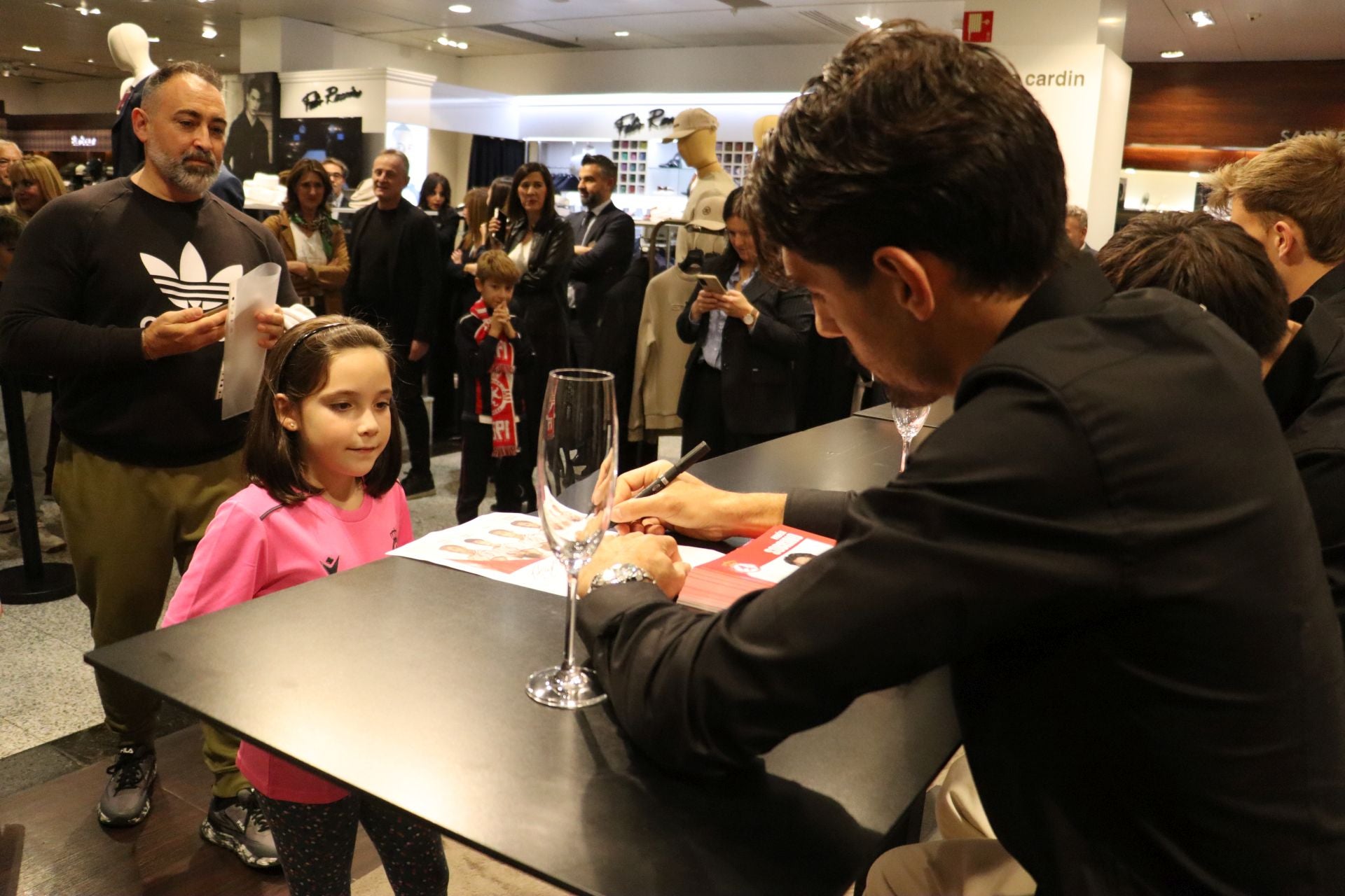 Las imágenes de las firmas de la Cultural a los aficionados