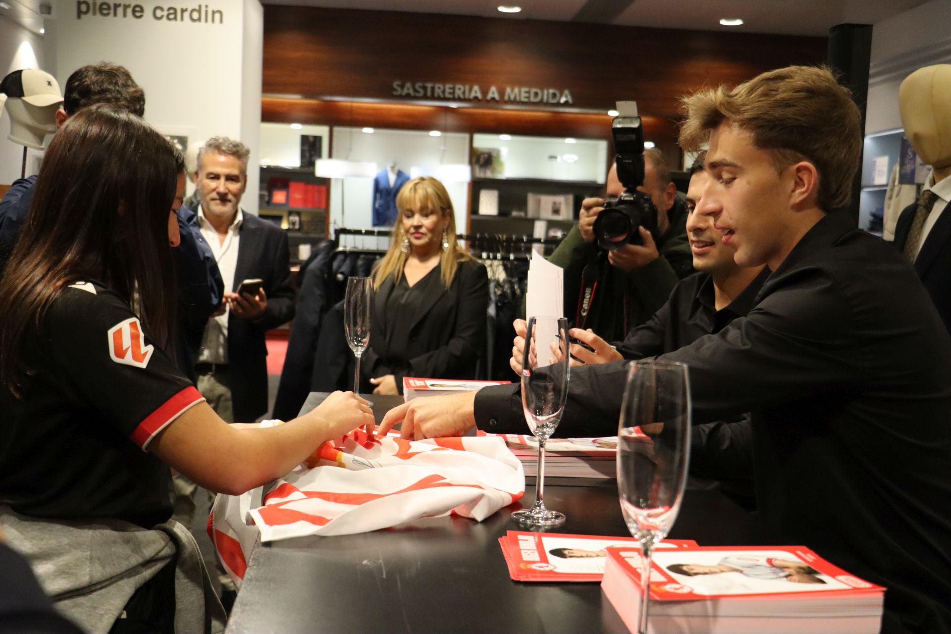 Las imágenes de las firmas de la Cultural a los aficionados