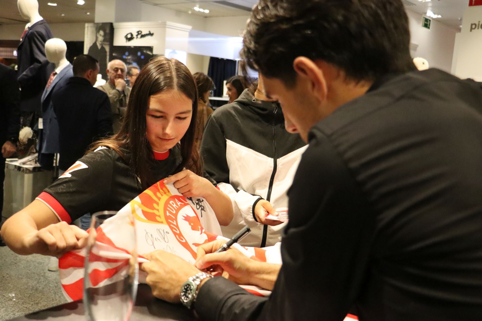 Las imágenes de las firmas de la Cultural a los aficionados