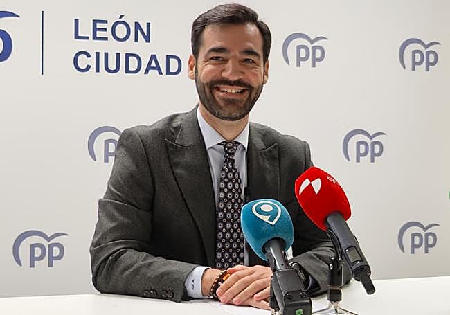David Fernández -PP- atiende a la prensa en la mañana del 23 de octubre de 2025 en León.