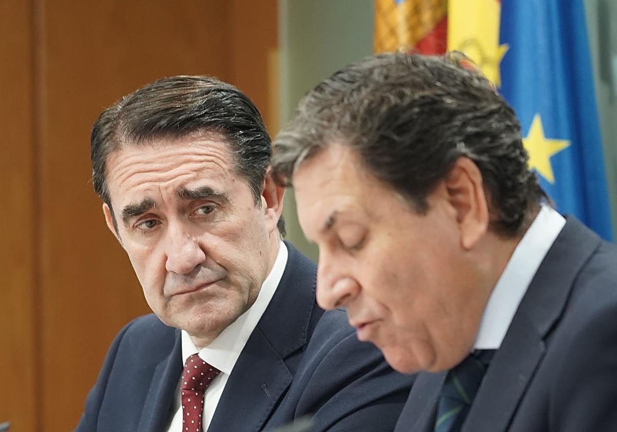 El consejero de Economía y Hacienda y portavoz, Carlos Fernández Carriedo, y el consejero de Medio Ambiente, Vivienda y Ordenación del Territorio, Juan Carlos Suárez-Quiñones, comparecen en rueda de prensa posterior al Consejo de Gobierno.