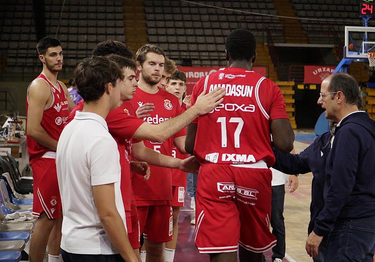 Los jugadores de la Cultural, en el encuentro ante Gandía.