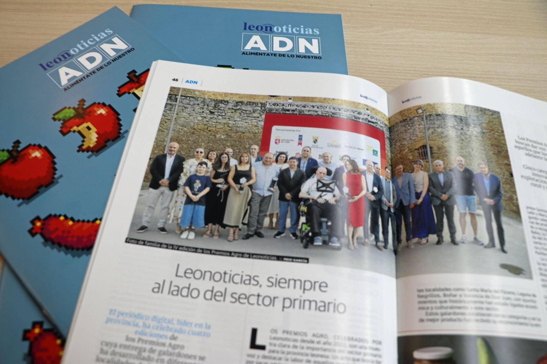 El interior de la revista ADN de Leonoticias