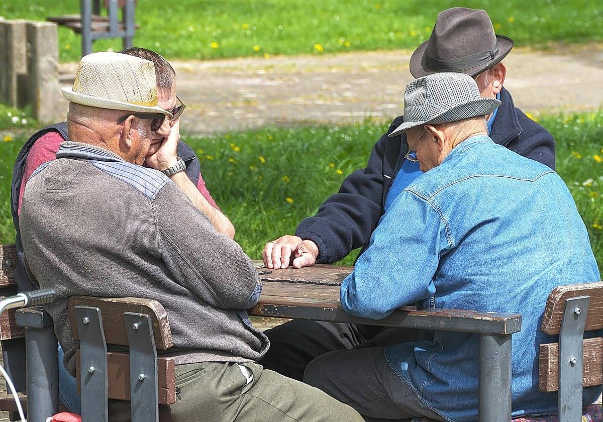 Cuatro hombres jubilados juegan en un parque en León en una imagen de archivo.