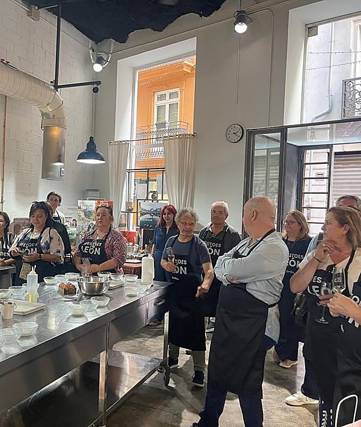 Imagen secundaria 2 - La gastronomía leonesa se luce en Valencia para agencias, blogueros y prensa