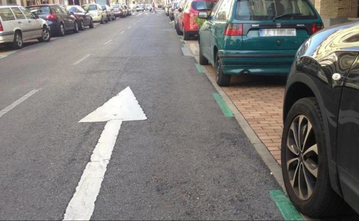 Zona de estacionamiento regulado en una calle de León.