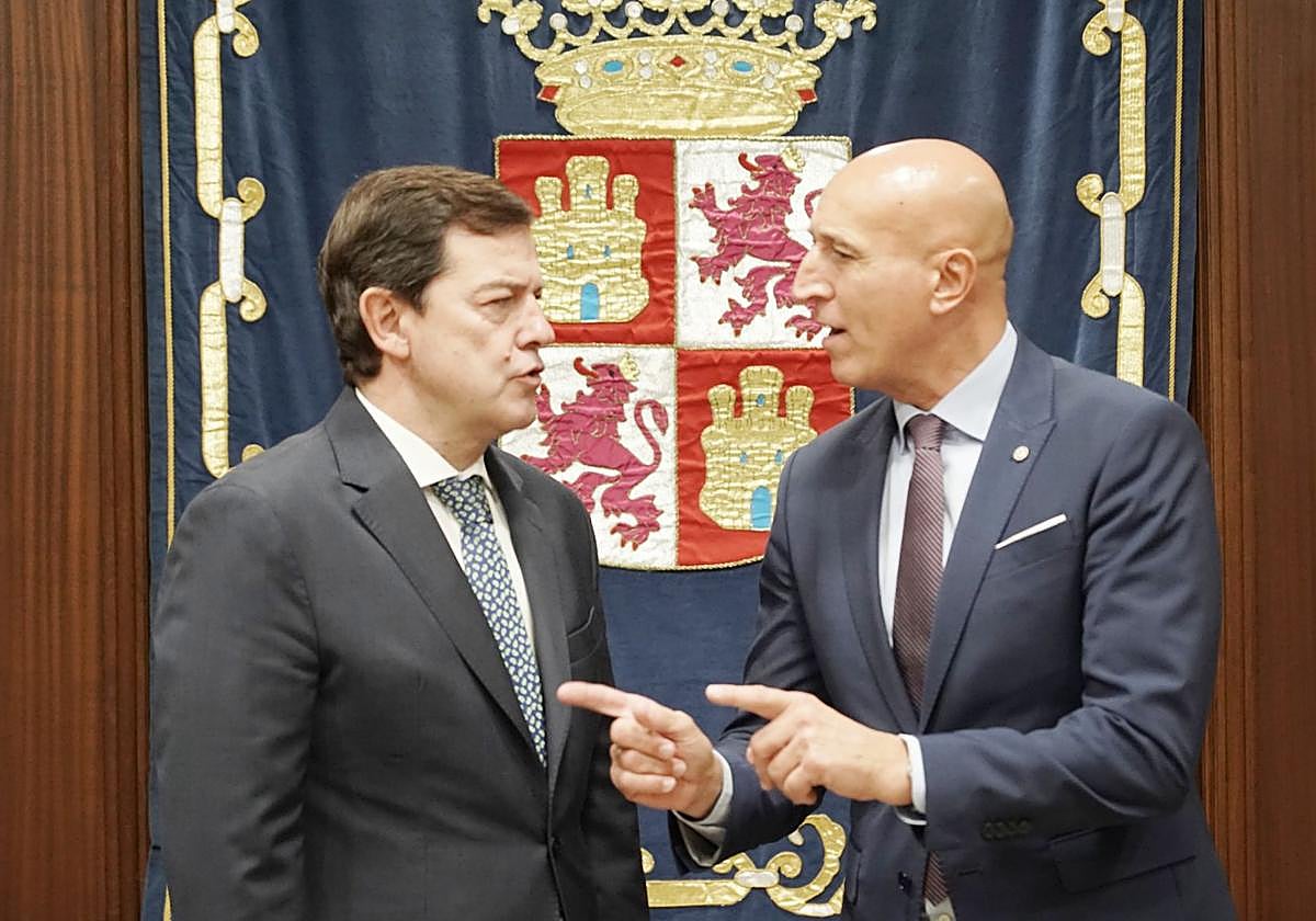 El presidente de la Junta, Alfonso Fernández Mañueco, y el alcalde de León, Jose Antonio Díez, en la sede del Gobierno regional en Valladolid este 24 de octubre.