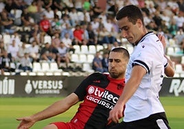 Un momento del partido entre el Mérida y la Ponferradina.