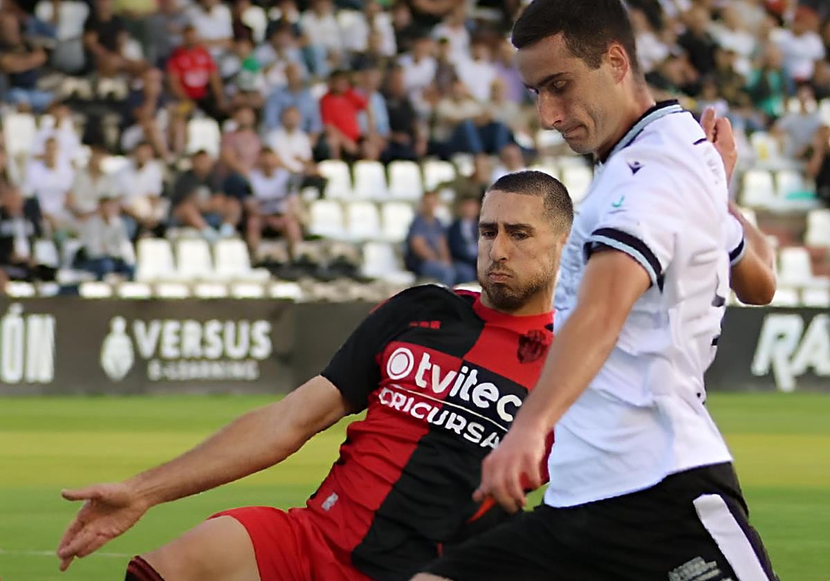 Un momento del partido entre el Mérida y la Ponferradina.