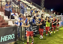 Los jugadores de la Ponferradina saludan a los aficionados desplazados a Mérida.