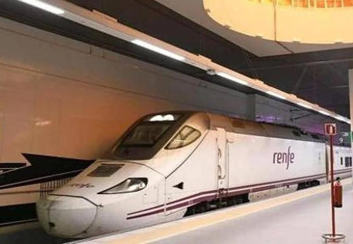 Un tren en la estación ferroviaria de León.