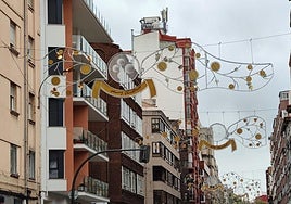 Las luces de Navidad ya pueblan el tramo superior de la avenida Alcalde Miguel Castaño en León en un cielo poblado de nubes.