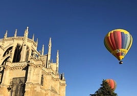 Los dos globos sobrevuelan la Catedral de León.