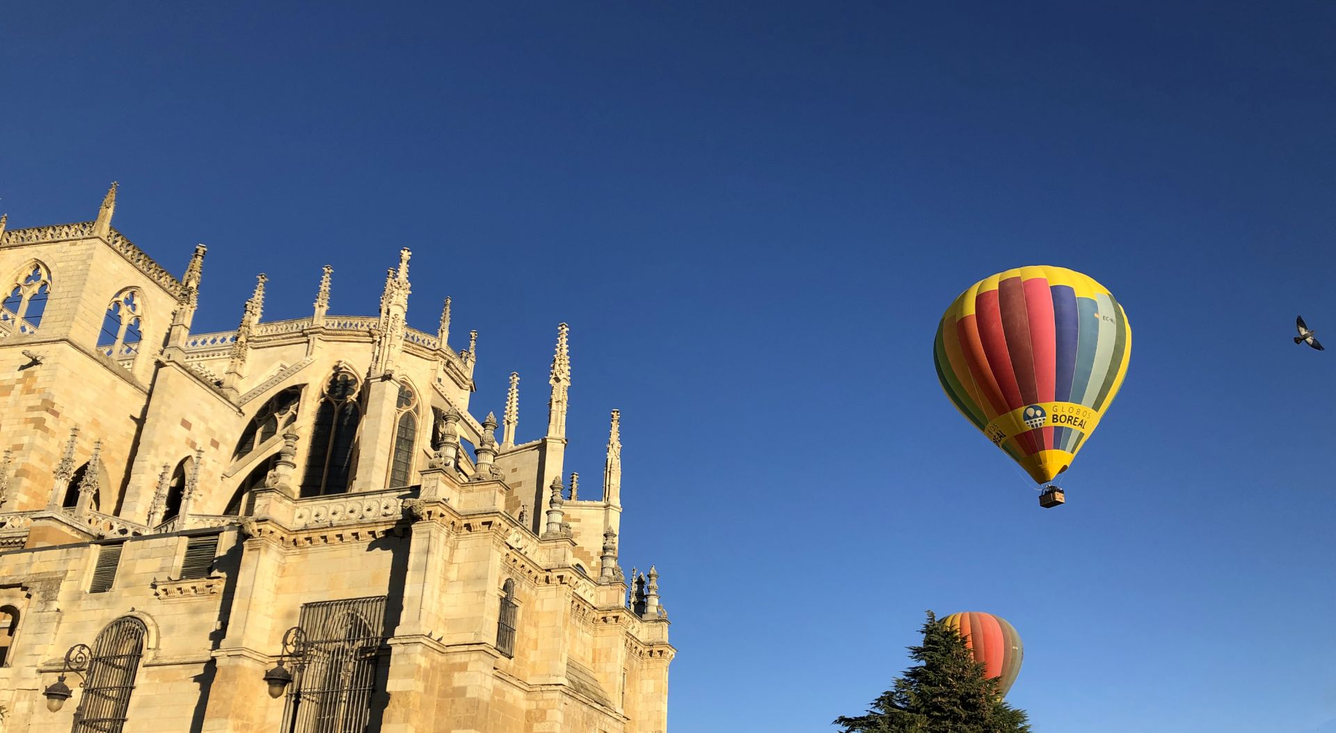 Las imágenes de dos globos al amanecer sobre León