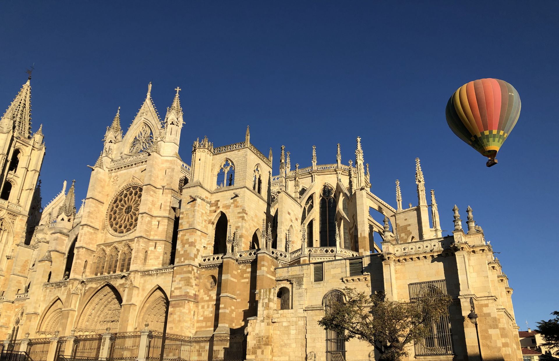 Las imágenes de dos globos al amanecer sobre León