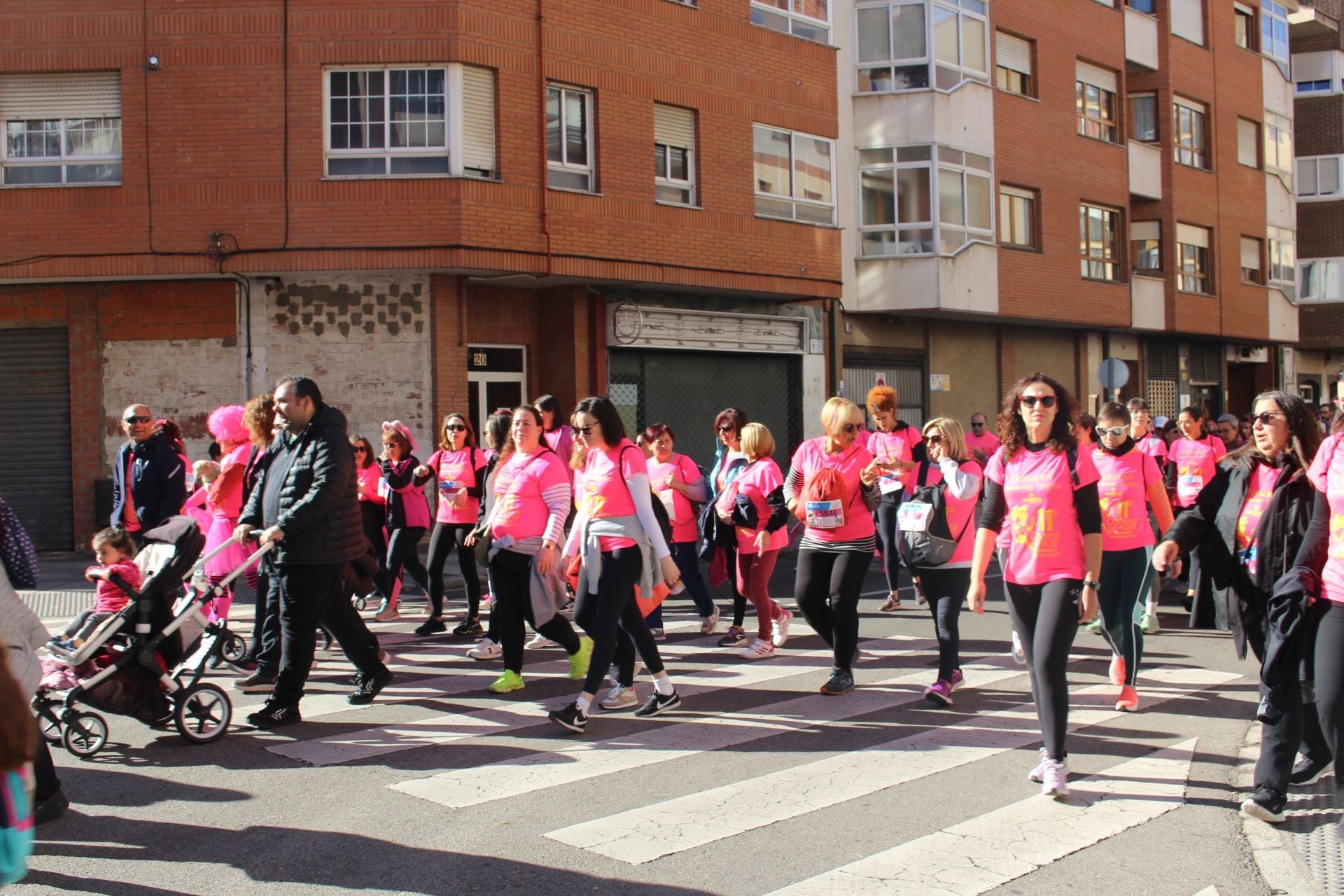 Las imágenes de las participantes en la Carrera de la Mujer en León 2025