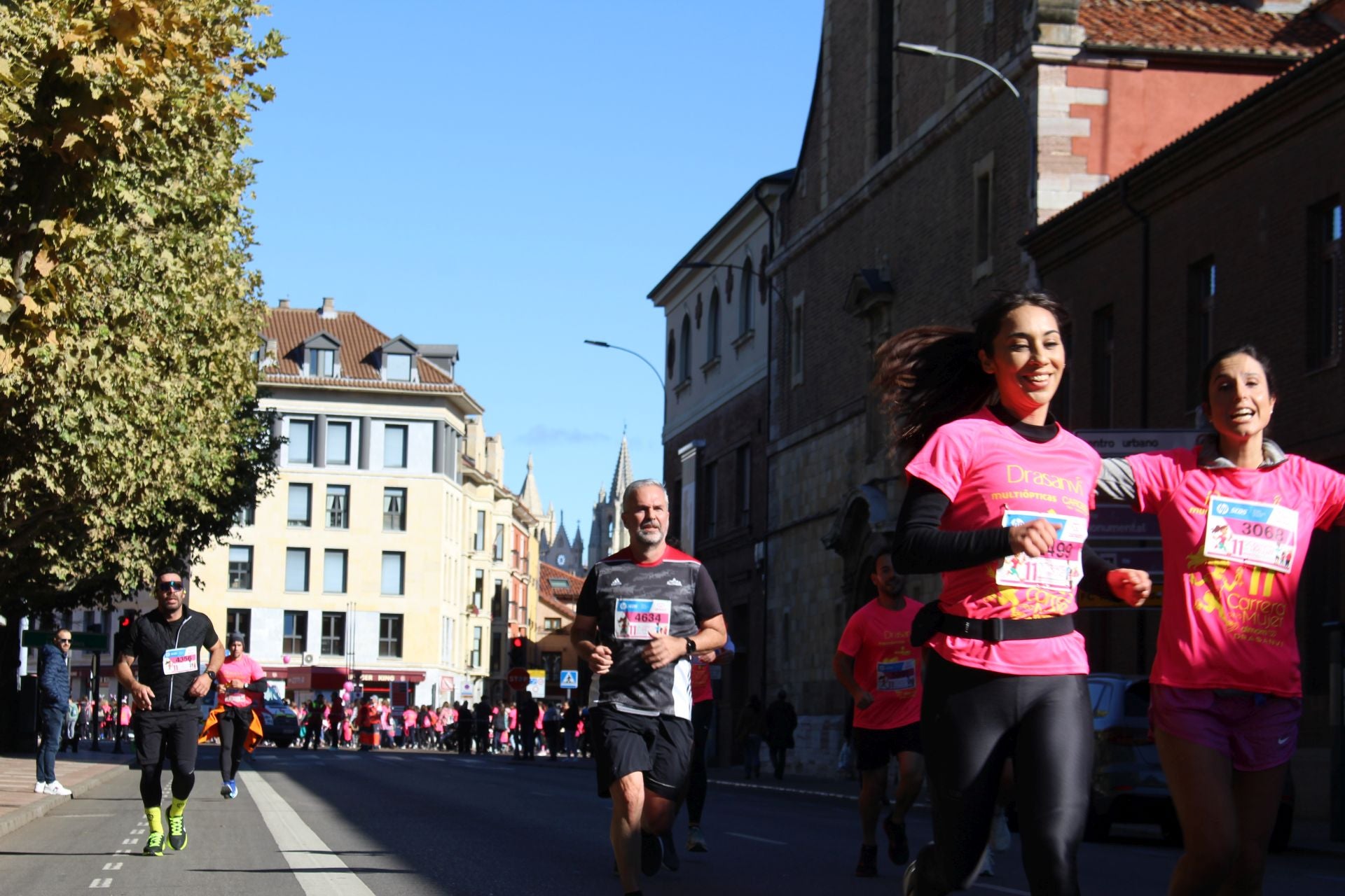 Las imágenes de las participantes en la Carrera de la Mujer en León 2025