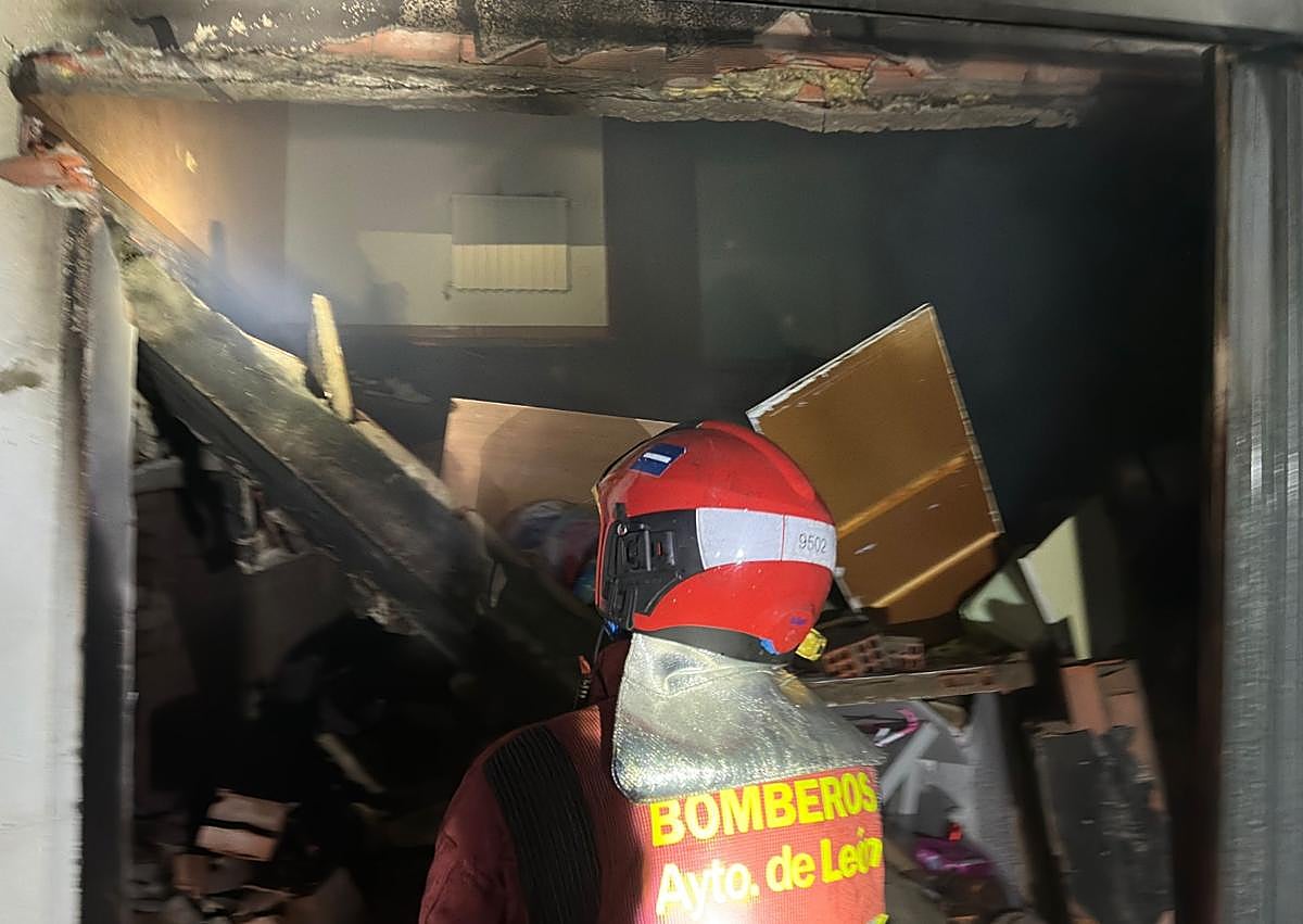 Imagen secundaria 1 - Más imágenes del incendio de la vivienda en Valderilla de Torío.