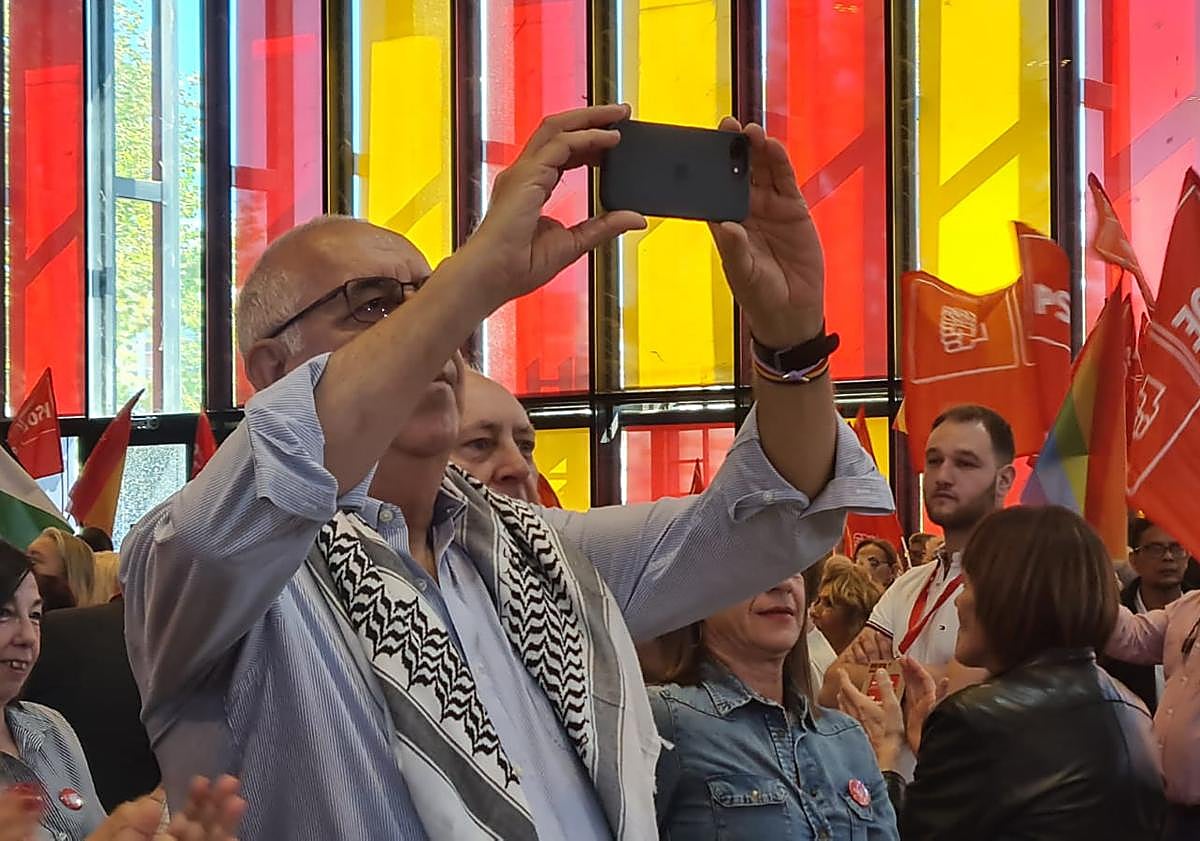 Imagen principal - Sánchez, como estrella del rock ante un alcalde para &#039;castillaleón&#039;