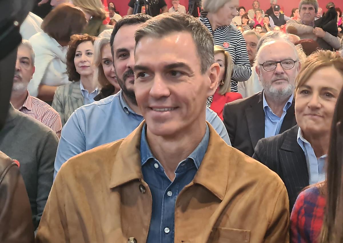 Imagen secundaria 1 - Sánchez, como estrella del rock ante un alcalde para &#039;castillaleón&#039;