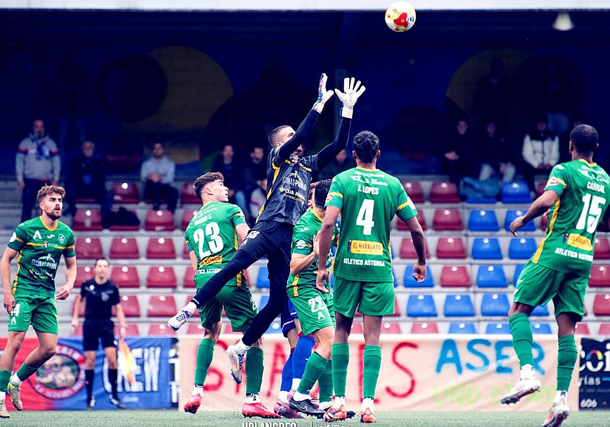Un lance del partido del Atlético Astorga ante el UP Langreo.
