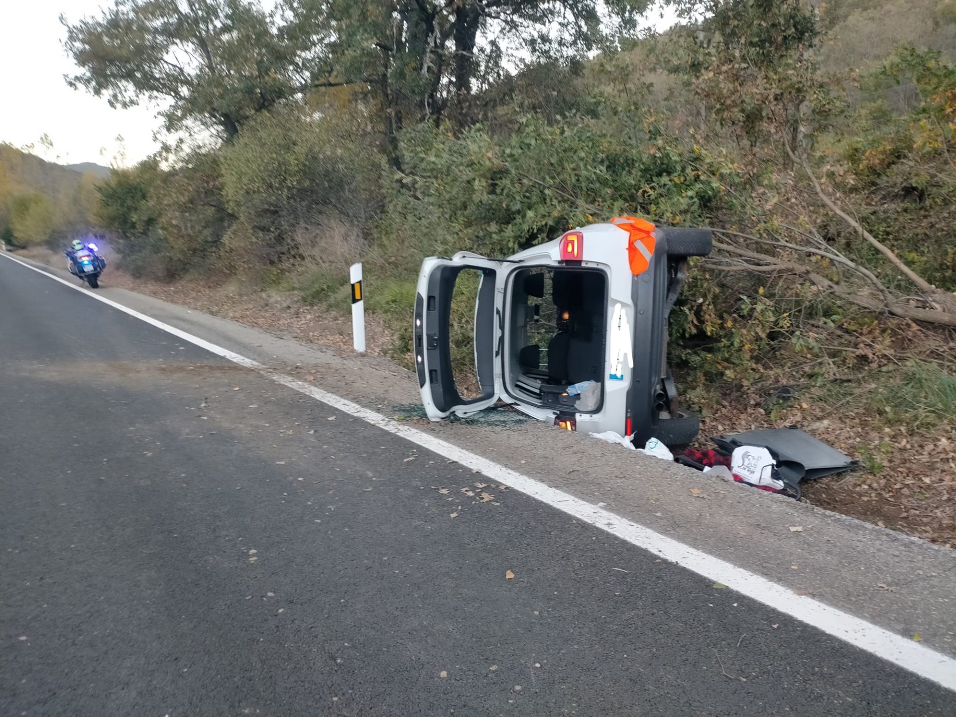Imagen del coche volcado en Crémenes.