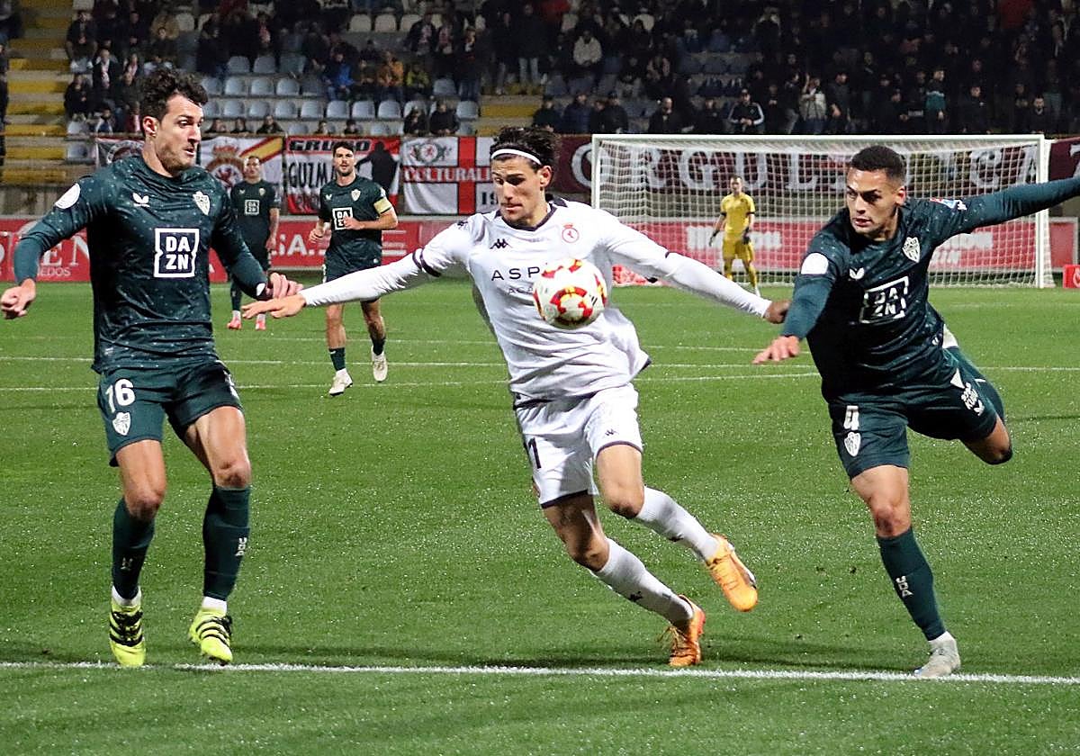 Duelo entre la Cultural y el Almería de la pasada temporada en la Copa del Rey.