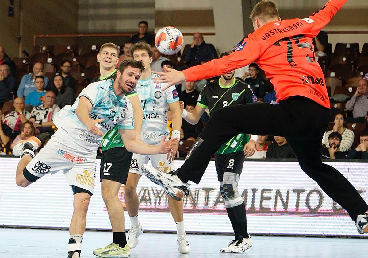 Rodrigo Pérez, en el partido entre el Abanca Ademar y el Nexe.