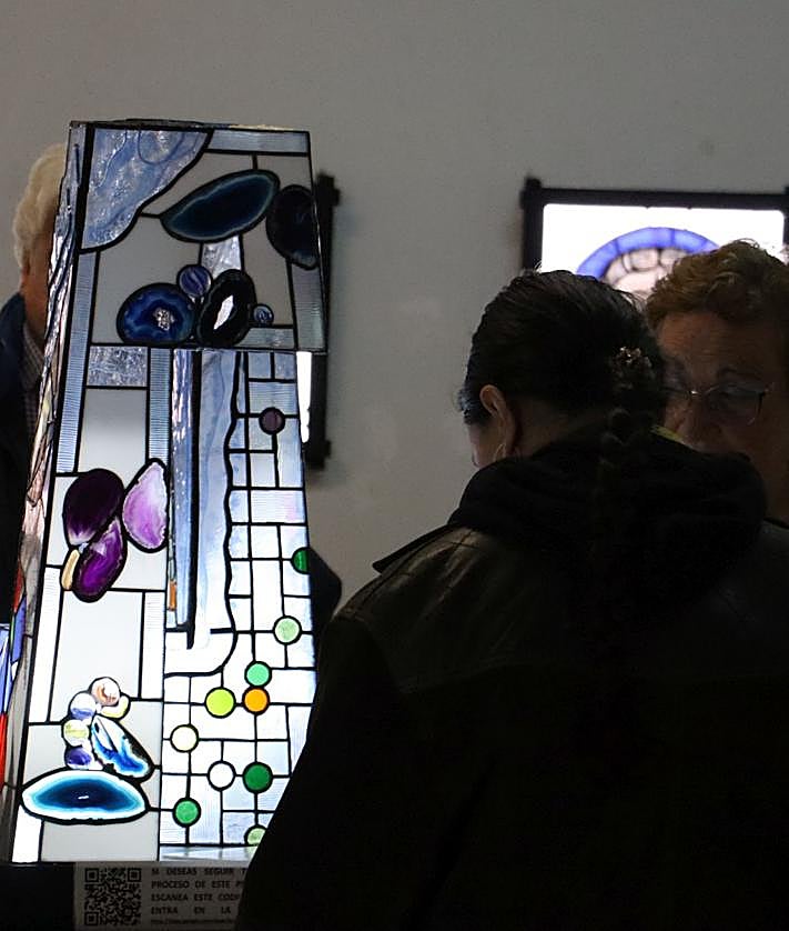 Imagen secundaria 2 - Julio Bernabé, un maestro vidriero de 76 años y primero de la clase