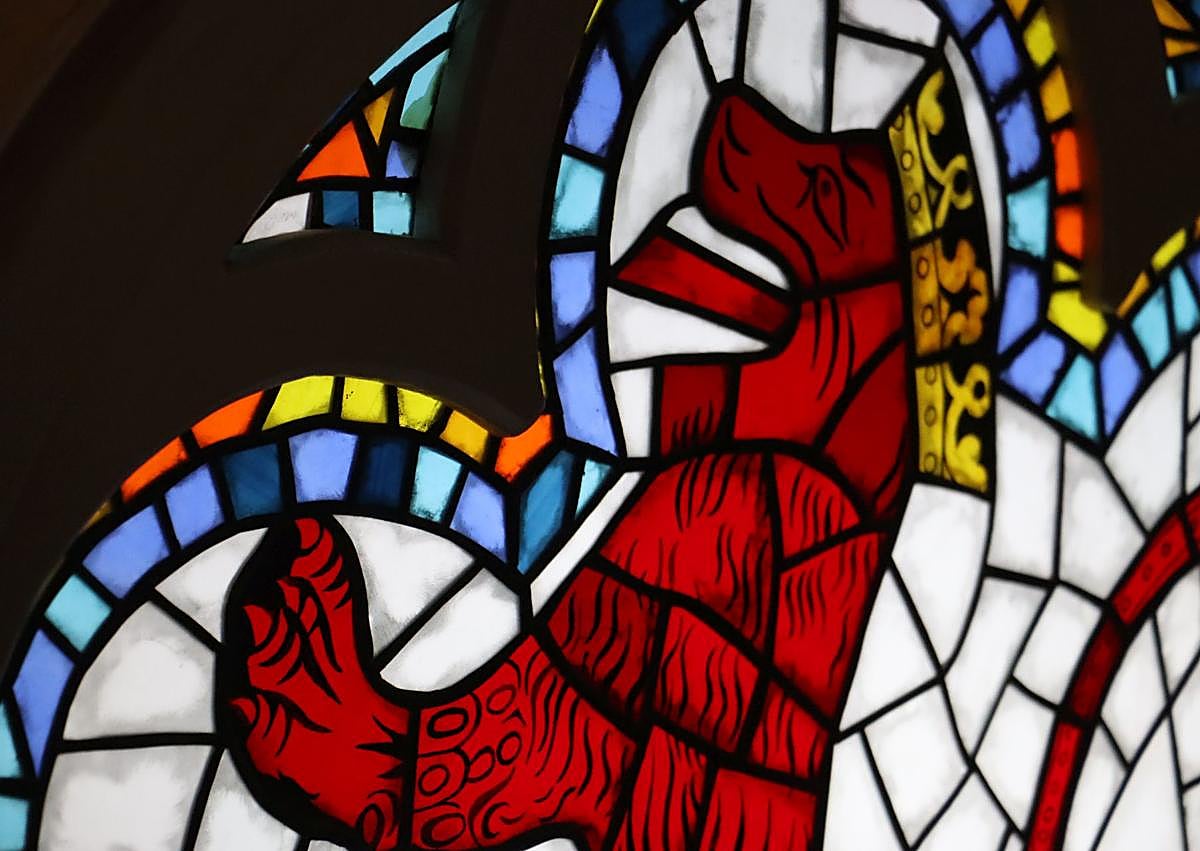 Imagen secundaria 1 - Julio Bernabé, un maestro vidriero de 76 años y primero de la clase