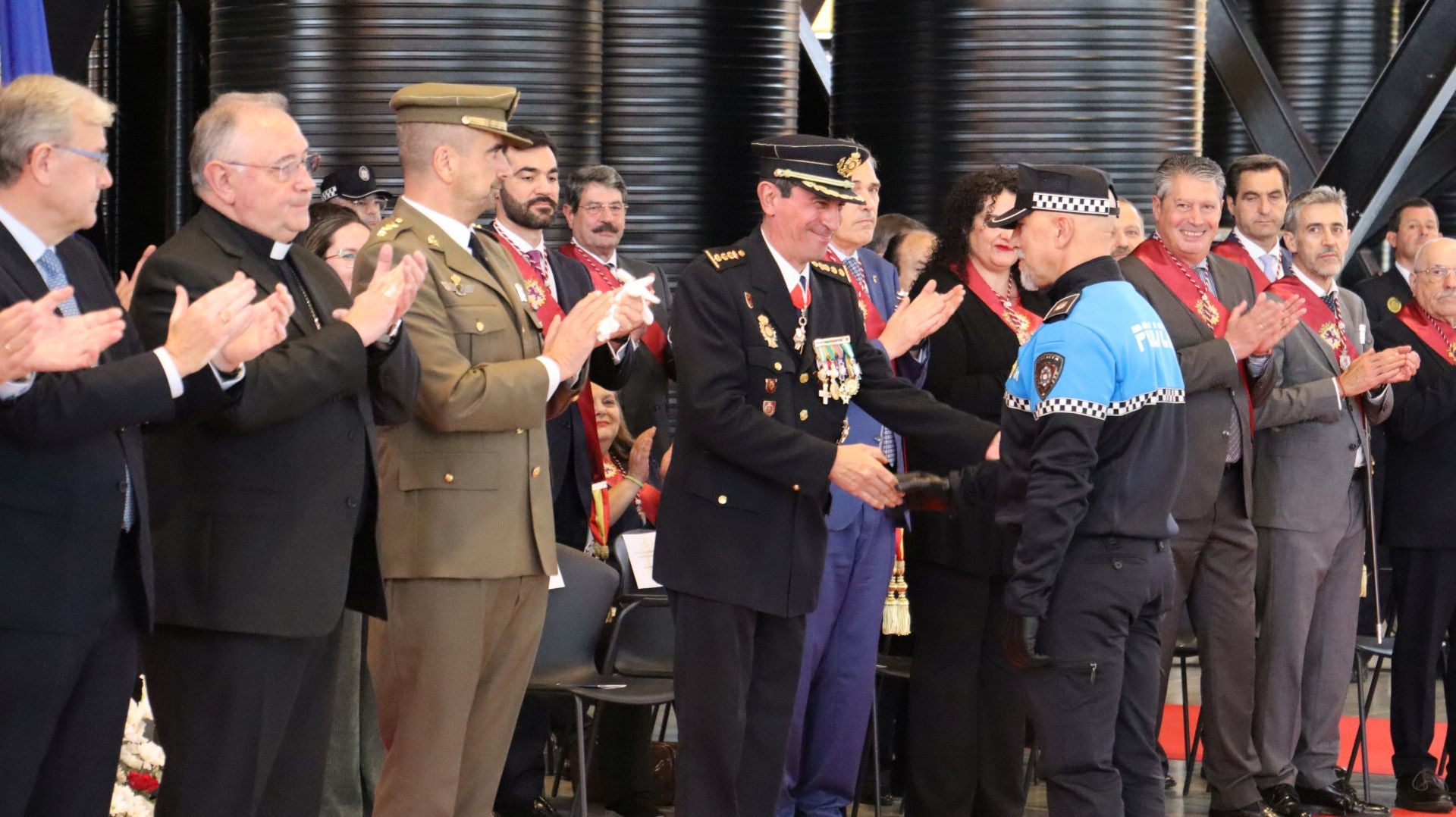Las imágenes del homenaje de León a la Policía Local