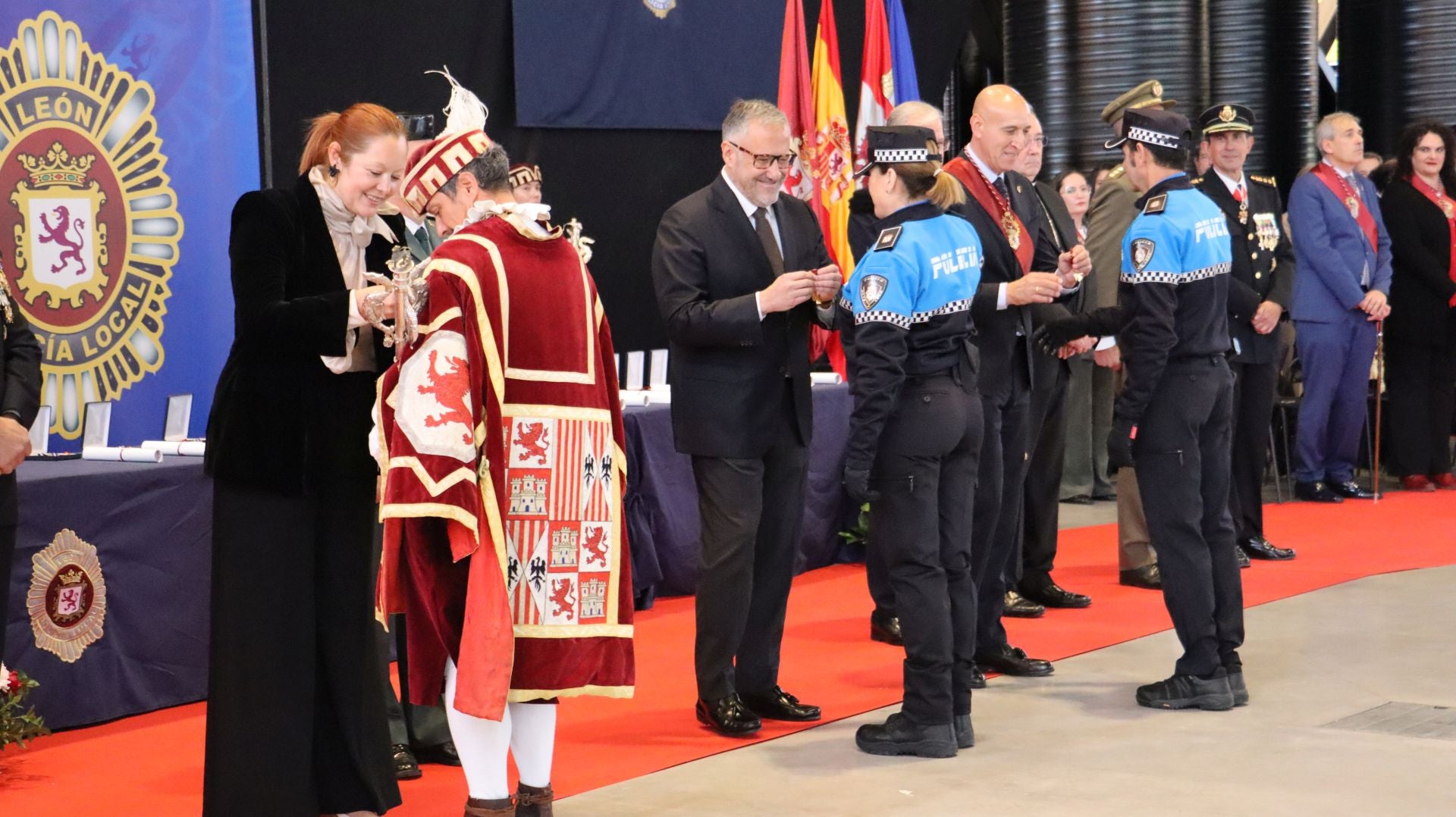 Las imágenes del homenaje de León a la Policía Local