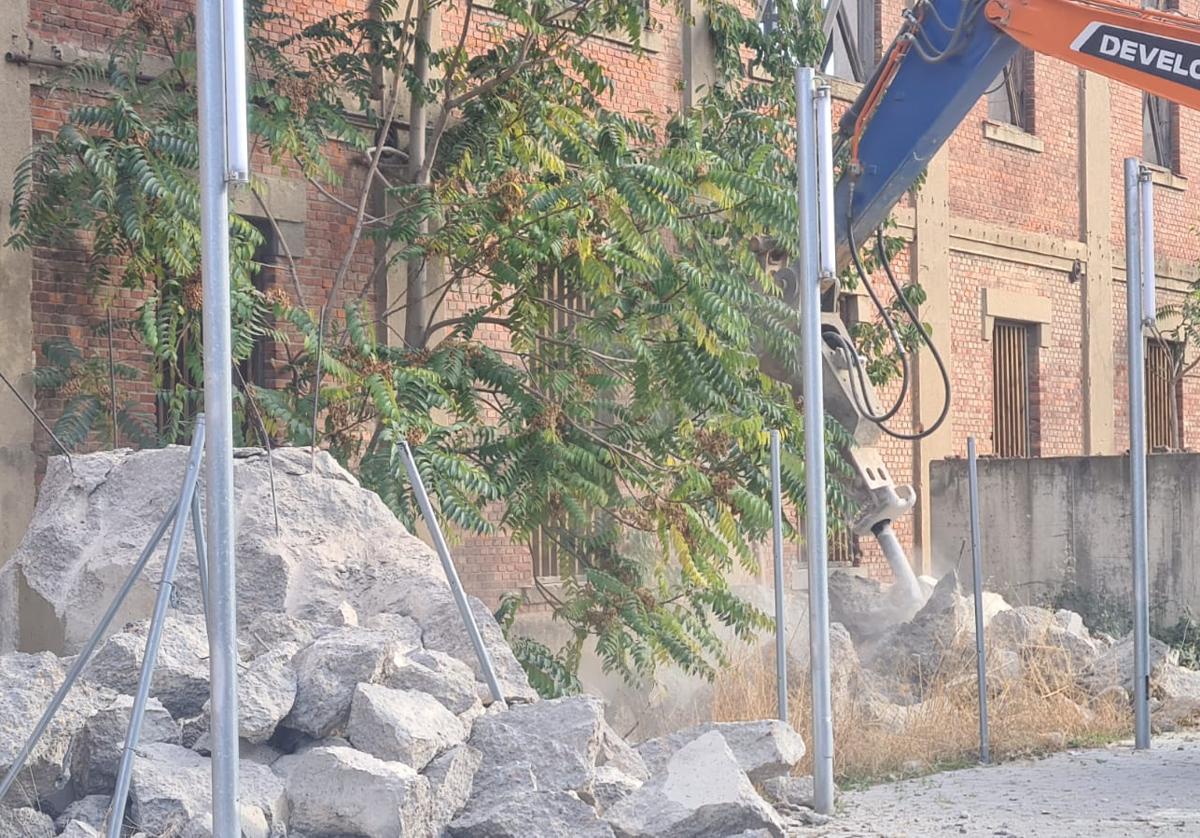 La máquina picadora deshace los cimientos.