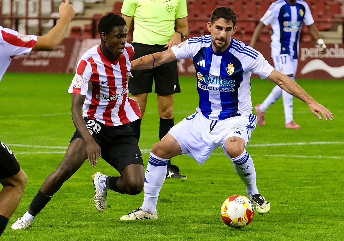 Undabarrena disputa un balón ante el local Issman.