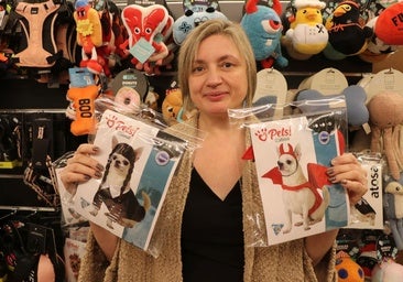 La bañezana que disfraza a los perros por Halloween: «Miércoles y Chucki triunfan»