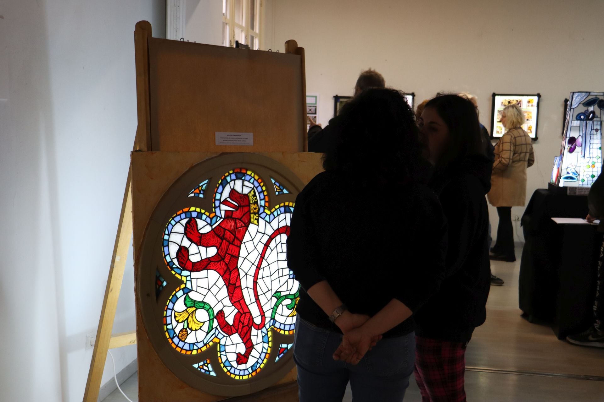 Las imágenes de la exposición del artista vidriero de León