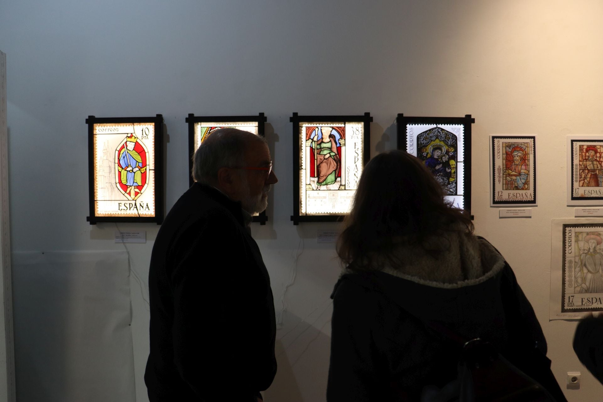 Las imágenes de la exposición del artista vidriero de León